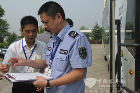 比賽選手確認(rèn)比賽成績并簽字