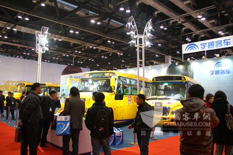  宇通校車展臺前人流不斷