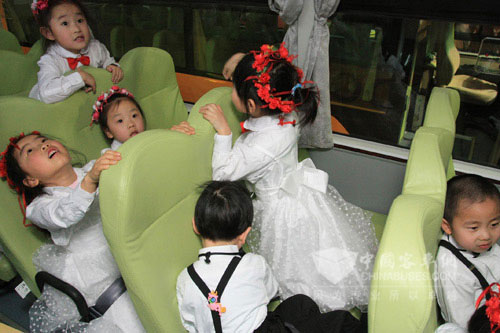 孩子們興奮地體驗宇通校車
