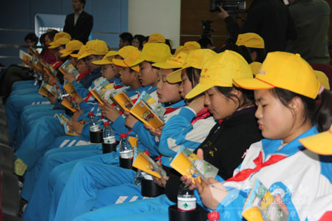 小學生們認真學習交通安全常識