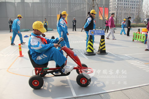 孩子們親自駕車 寓教于樂學安全