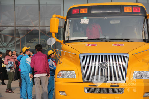 宇通長鼻子校車保證學童安全