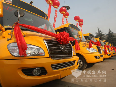 二十臺宇通專用校車整裝待發(fā)