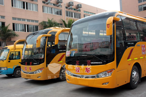 英賢學(xué)校購(gòu)置的兩輛金龍“智慧校車”