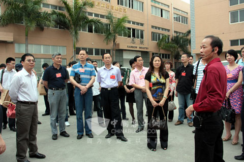 陳建來(lái)董事長(zhǎng)（右）向來(lái)訪的集美區(qū)政協(xié)委員介紹學(xué)校校車管理經(jīng)驗(yàn)