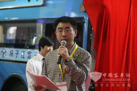 揚(yáng)子江雙層巴士首度亮相2012道路運(yùn)輸展