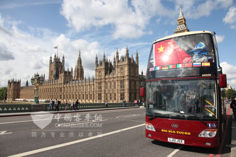 安凱雙層觀光車在英國倫敦泰晤士河畔議會大廈旁