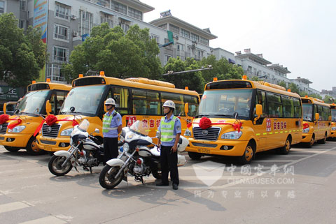 2輛警車護送70輛校車到達生態(tài)廣場