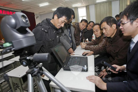 受捐學校代表操作計算機