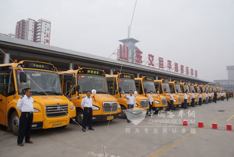 整裝待發(fā)的中通校車