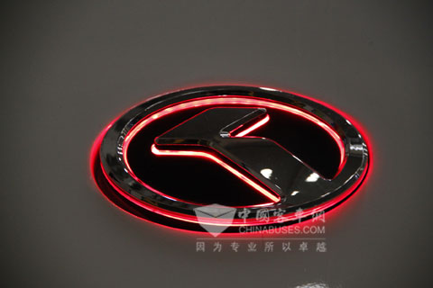 大金龍旗下公路車型全系標(biāo)配LED發(fā)光車標(biāo)