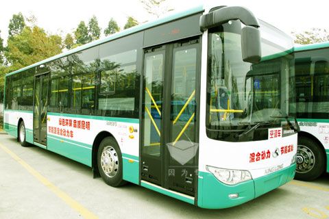 大金龍混合動(dòng)力公交車(chē)助力"綠色環(huán)保，品質(zhì)昆明"