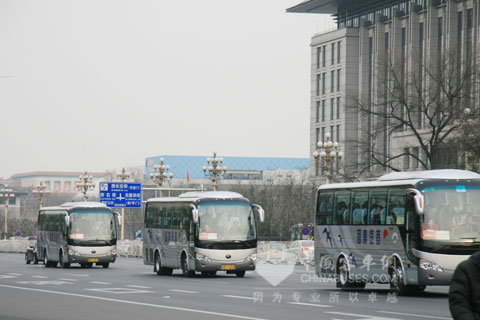 宇通客車停駐在長(zhǎng)安街上