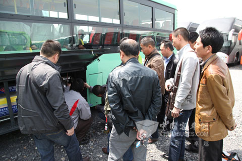 貴州黔順的駕駛員在認(rèn)真聽取海格LNG客車實(shí)車介紹