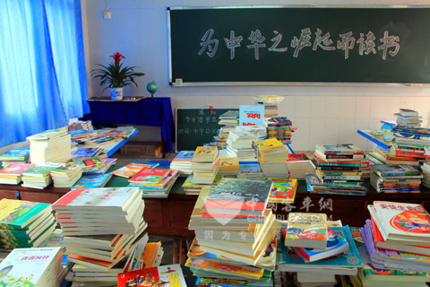 學(xué)校老師正在整理此次捐贈的書籍