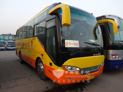 濟(jì)寧至鄒城線(xiàn)上的中通天然氣客車(chē)