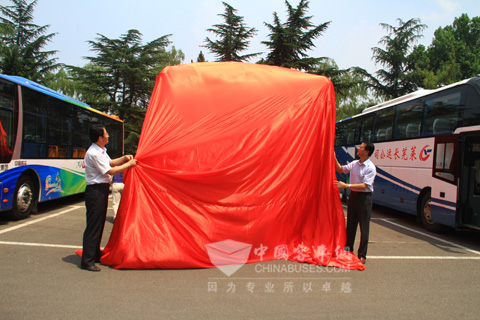 濟(jì)南長(zhǎng)運(yùn)總經(jīng)理助理張紀(jì)軍與中通客車總經(jīng)理孫慶民共同為中通第一萬(wàn)輛燃?xì)饪蛙嚱夷? width=