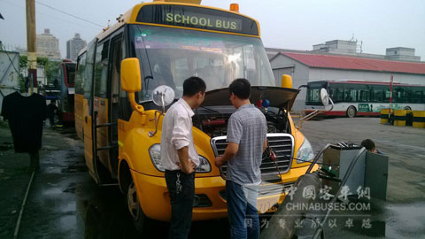 宇通服務(wù)人員在對(duì)校車做檢查