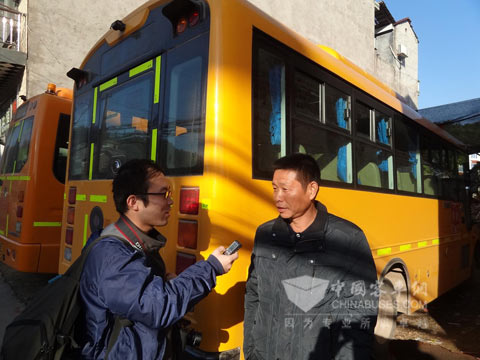 歐陽禾香和記者交流校車運(yùn)營經(jīng)驗(yàn)