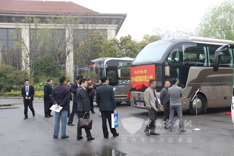 用戶(hù)參觀(guān)車(chē)輛
