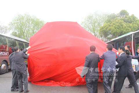 領(lǐng)導(dǎo)共同為新車(chē)揭幕