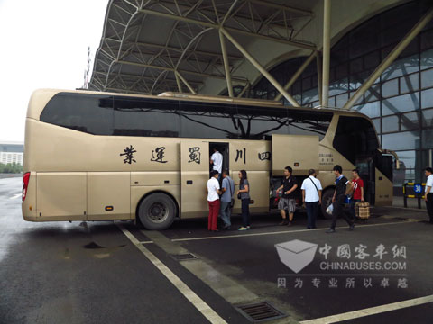 乘客們紛至沓來