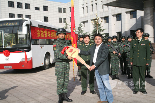 安凱客車副總經(jīng)理許樹生向獵鷹突擊隊隊長交接車鑰匙