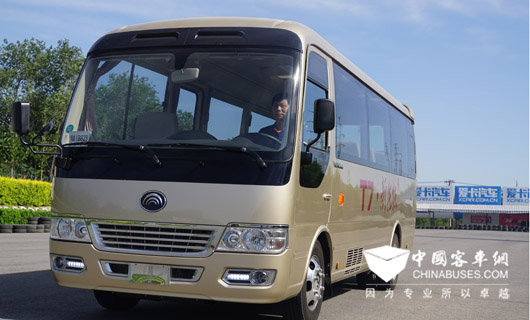 1、宇通T7車身圓潤飽滿，彰顯優(yōu)雅穩(wěn)重。