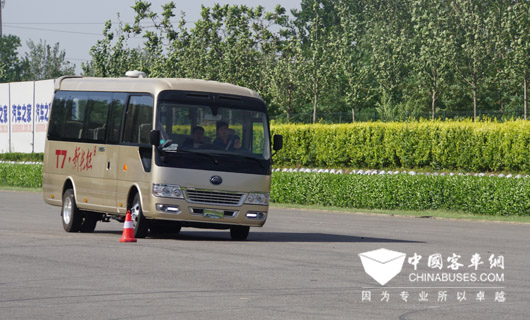3、宇通T7優(yōu)越的防側(cè)滑技術(shù)讓乘客在復(fù)雜彎道和崎嶇路面也能體悅完美舒適感