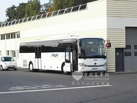 宇通客車在LACROIX停車場