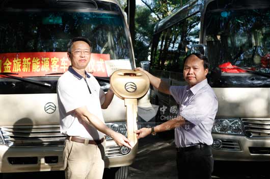 1 福建省機(jī)關(guān)事務(wù)管理局車輛管理處周新華處長(zhǎng)(左)從廈門(mén)金龍旅行車有限公司國(guó)內(nèi)銷售總監(jiān)賴志藝(右)手中接過(guò)金鑰匙