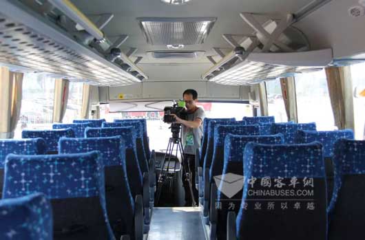 青運頻道記者拍攝新能源通勤車內(nèi)飾