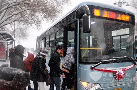 牡丹江市首批環(huán)保公交車踏雪上線