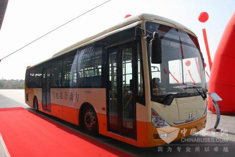 玉柴機(jī)器2010年?duì)I銷服務(wù)大會(huì)現(xiàn)場(chǎng)展出的配載氣電混合動(dòng)力發(fā)動(dòng)機(jī)的客車
