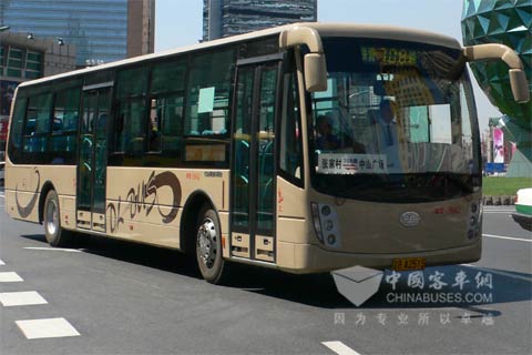 裝配道依茨一汽大柴發(fā)動機(jī)的大連公交車