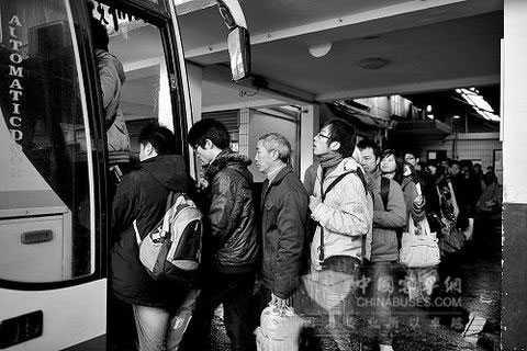 春運(yùn)期間長途客運(yùn)站里人們排隊上車