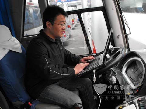 張海明在檢查客車發(fā)動機(jī)情況