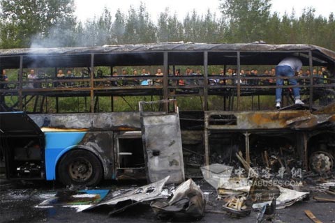 大客車爆胎后發(fā)生車禍慘案