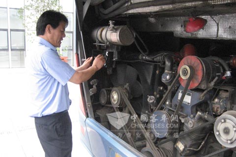 司機對車輛進行例行檢查