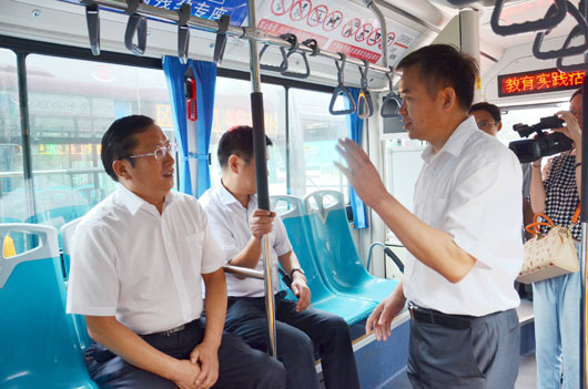 董事長張保國向市領(lǐng)導(dǎo)介紹公交發(fā)展情況