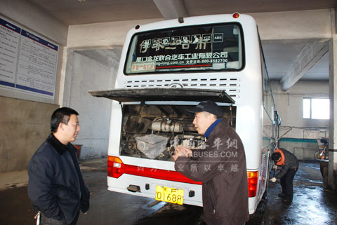 駕駛員李峰（右）正在與廠商代表交流車輛保養(yǎng)經(jīng)驗