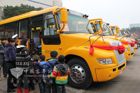 孩子們登上恒通新校車，高興不已