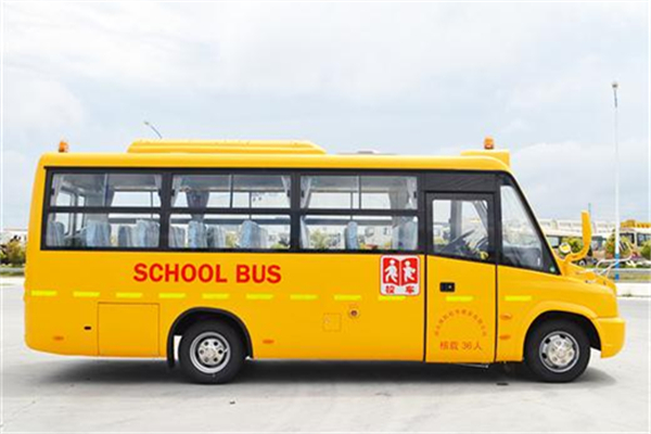 亞星JS6750XCP小學(xué)生專用校車(chē)（柴油國(guó)五24-36座）