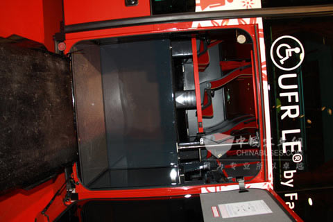 2009歐洲客車(chē)博覽會(huì)展車(chē)關(guān)愛(ài)殘障人士的升降臺(tái)