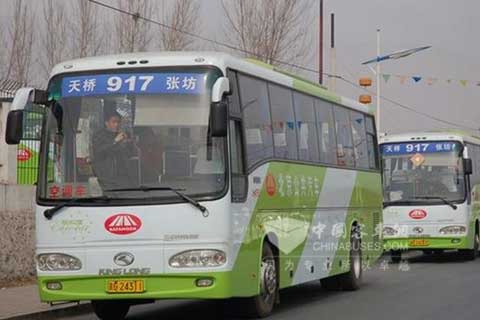 配有艾里遜自動變速箱的八方達917公交車平穩(wěn)安全地行駛在北京城郊路上