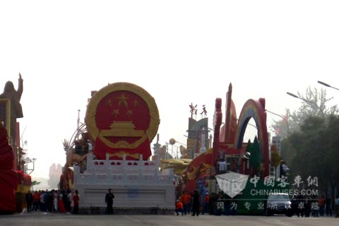 配裝東風(fēng)康明斯發(fā)動(dòng)機(jī)的國(guó)徽彩車
