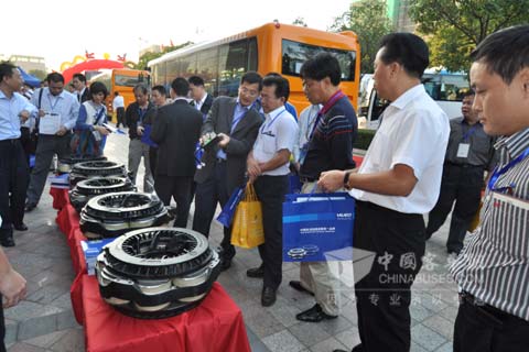 各運輸公司領(lǐng)導(dǎo)參觀華越展臺