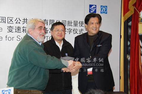 蘇州工業(yè)園區(qū)公共交通有限公司批量使用ZF AS Lite 變速箱合作備忘錄簽字儀式后合作雙方合影留念