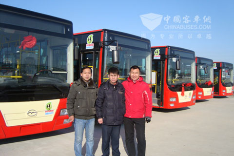 交付的公交車順利抵達(dá)沈陽