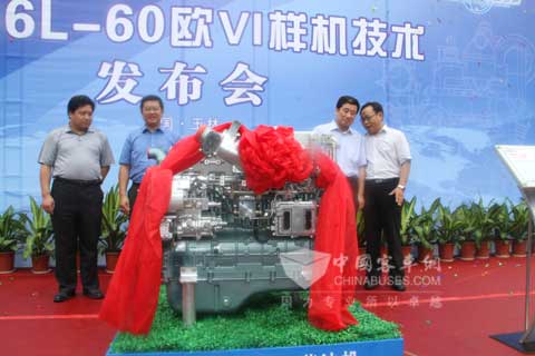 中國(guó)首個(gè)歐VI排放發(fā)動(dòng)機(jī)在玉柴研制成功（左三為玉柴董事局主席晏平）
